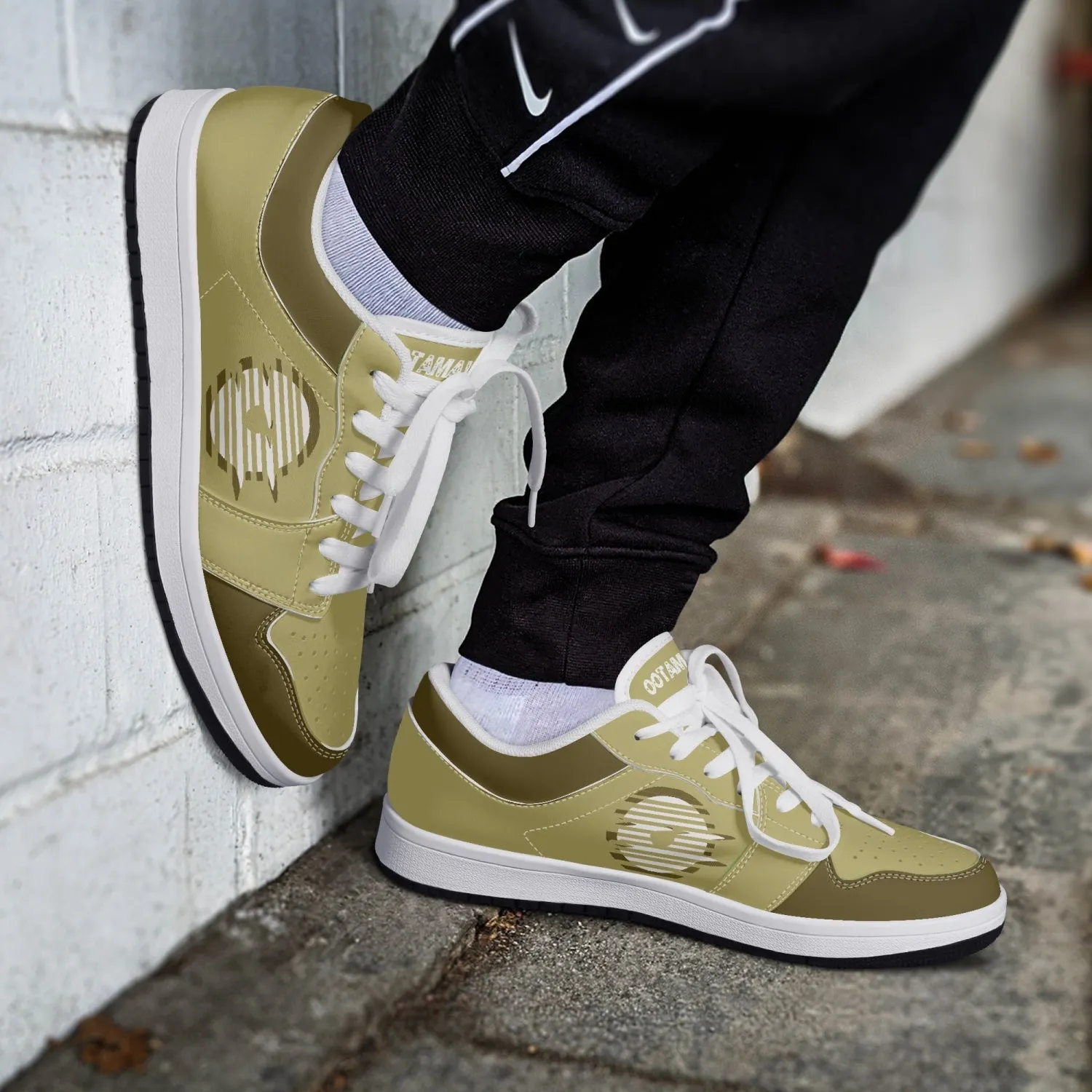 Low-Top Leather Sneakers - Gold