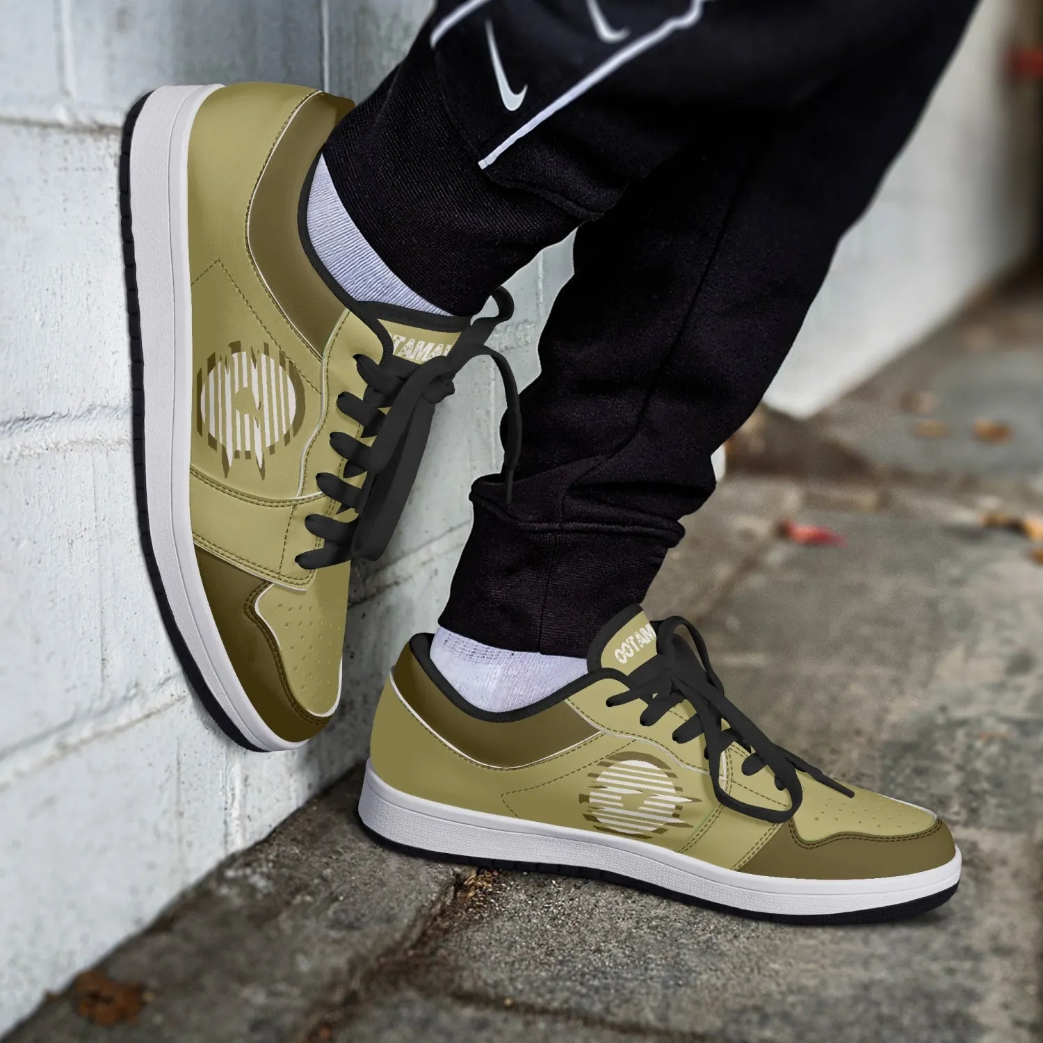 Low-Top Leather Sneakers - Gold