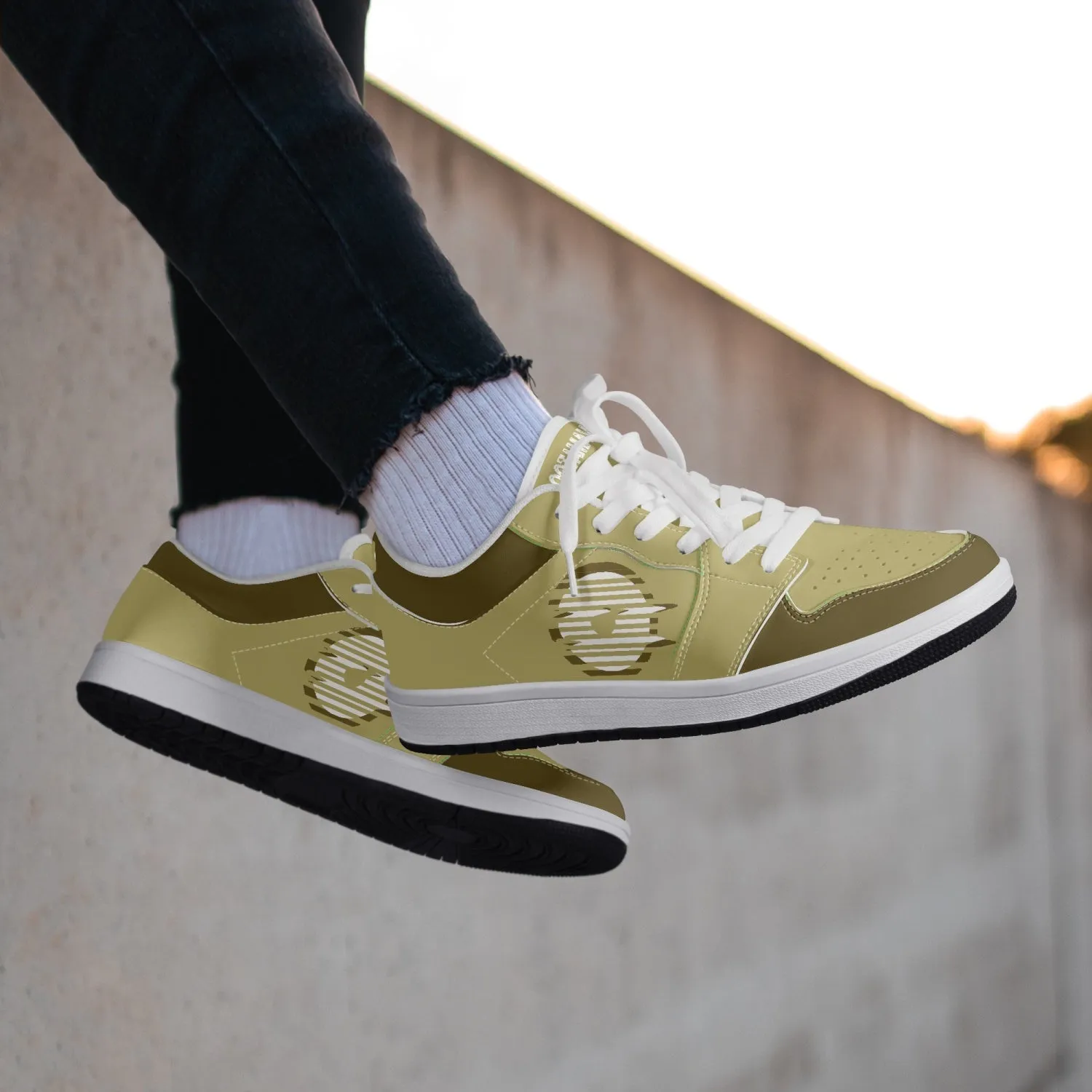 Low-Top Leather Sneakers - Gold