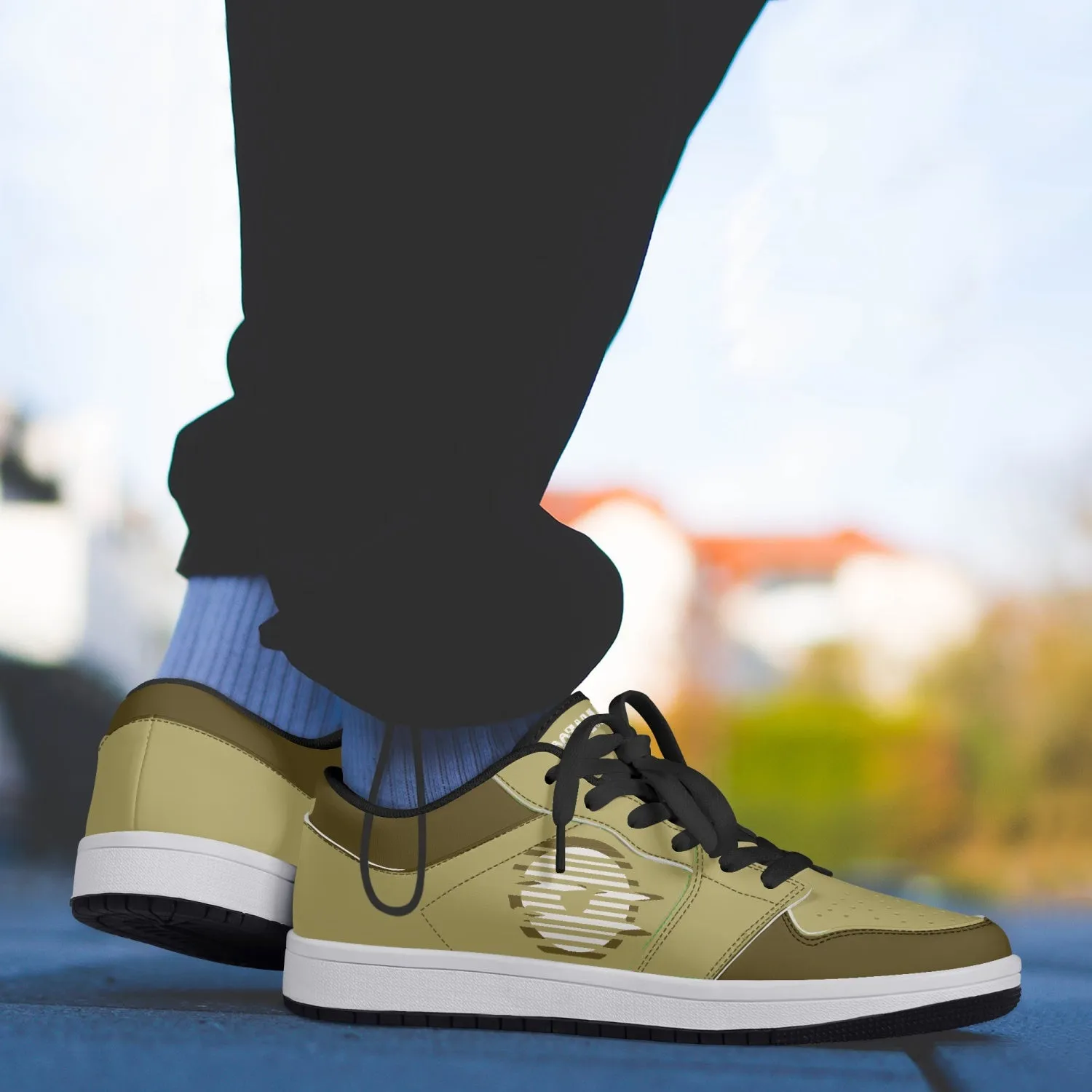 Low-Top Leather Sneakers - Gold