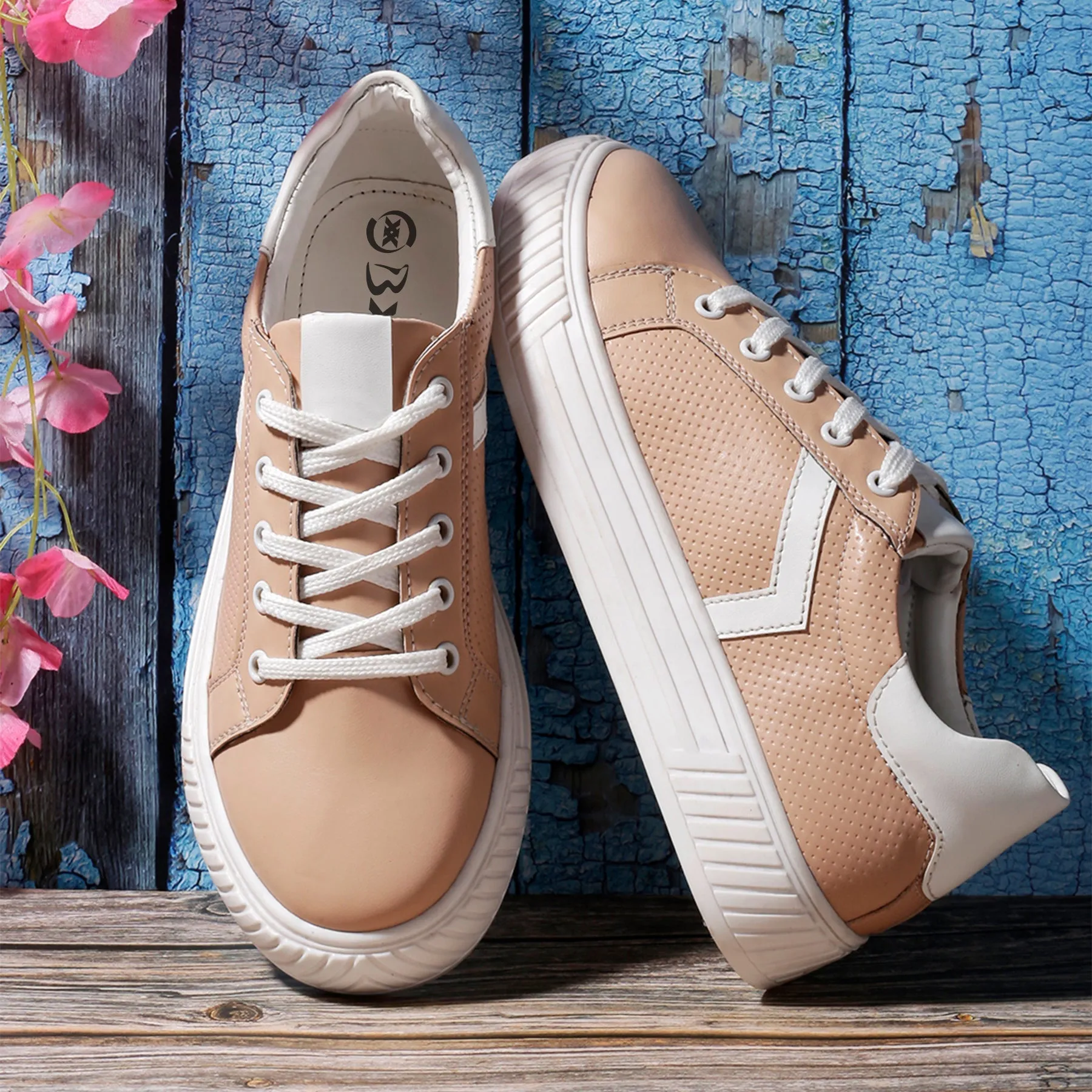 Women's Fashionable Sneakers Lace-up Shoes